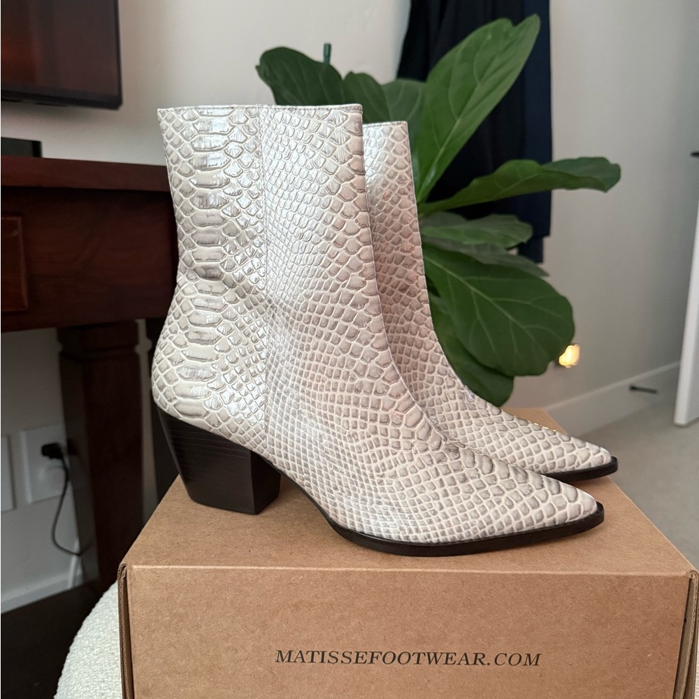 Matisse Caty Boots - Grey Croc - NEW